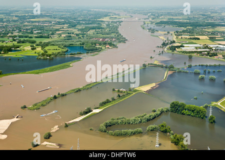 Paesi Bassi, Nijmegen. Fiume Waal. Terra allagata e i terreni alluvionali. Le navi. Antenna Foto Stock