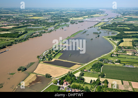 Paesi Bassi, Slijk-Ewijk. Fiume Waal. Terra allagata e i terreni alluvionali. Campeggio. Antenna Foto Stock
