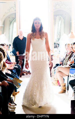 Una modellazione donna abiti da sposa a un matrimonio Fayre Fair, Nanteos Mansion,, Aberystwyth Wales UK Foto Stock