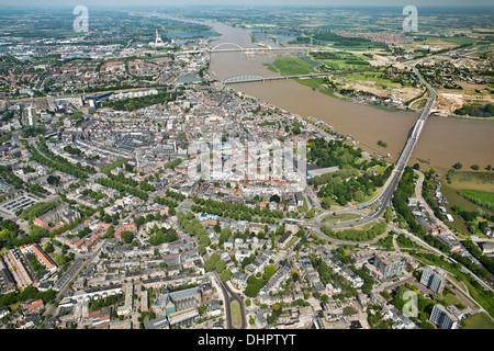 Paesi Bassi, Nijmegen. Vista sulla città e sul fiume Waal. Antenna Foto Stock