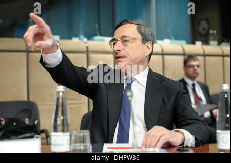 Bruxelles, BXL, Belgio. Xiv Nov, 2013. Il presidente della Banca centrale europea (BCE) Mario Draghi attende prima di dialogo macroeconomico a livello politico riunione prima dell'inizio dell'UE del Consiglio Ecofin svoltasi presso la sede centrale dell'UE a Bruxelles, in Belgio il 14.11.2013 da Wiktor Dabkowski Credito: Wiktor Dabkowski/ZUMAPRESS.com/Alamy Live News Foto Stock