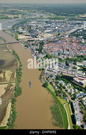 Paesi Bassi, Zutphen. Fiume IJssel. Centro citta'. Le pianure alluvionali. Terra allagata. Nave da carico. Antenna Foto Stock