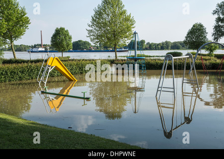 Paesi Bassi, Slijk-Ewijk, parco giochi sul sito Campeggio nelle pianure alluvionali del fiume Waal. Acqua alta Foto Stock