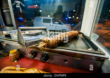 L'uomo preparare kokoreç Döner Kebab/. Soma, Turchia, 2013 Foto Stock