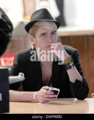 Colton Dixon arriva per la 'American Idol' afterparty al Grove di Los Angeles, California - 16.05.12 Foto Stock