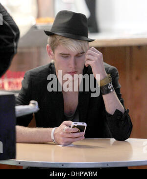 Colton Dixon arriva per la 'American Idol' afterparty al Grove di Los Angeles, California - 16.05.12 Foto Stock