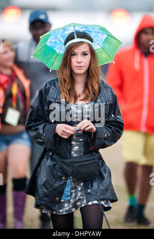 Il Festival della lettura - ragazza in un ombrello hat Regno Unito 2013