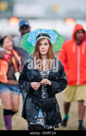 Il Festival della lettura - ragazza in un ombrello hat Regno Unito 2013
