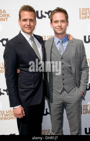 Gabriel Macht e Patrick J. Adams 2012 Rete USA iniziali di presentazione - Gli arrivi di New York City, Stati Uniti d'America - 17.05.12 Foto Stock