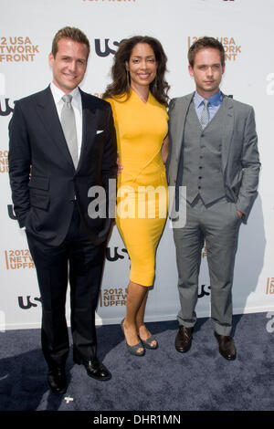 Gabriel Macht, Gina Torres e Patrick J. Adams 2012 Rete USA iniziali di presentazione - Gli arrivi di New York City, Stati Uniti d'America - 17.05.12 Foto Stock