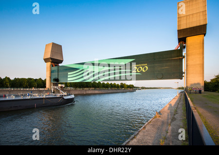 Paesi Bassi, Rijswijk, canale chiamato Amsterdam-Rijnkanaal. Serrature e weir complesso chiamato Prinses Marijke. Nave da carico passante. Foto Stock