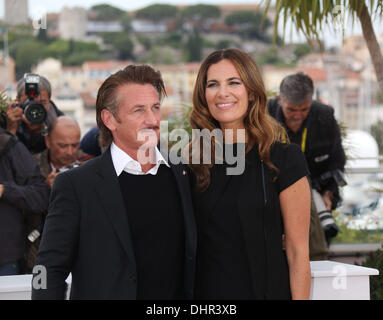 Sean Penn e Roberta Armani Haiti Carnaval in Cannes photocall - durante il sessantacinquesimo Festival del Cinema di Cannes Cannes, Francia - 18.05.12 Foto Stock