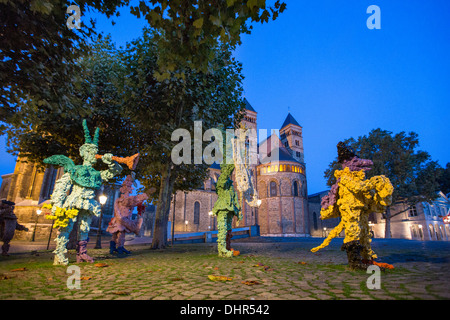 Paesi Bassi, Maastricht, Chiesa di San Servaas Basiliek o Basilica. Opere d'arte, statue, piazza Vrijthof chiamato. Twilight Foto Stock