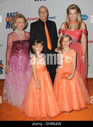 Barbara Davis, Ken Rickel, Nancy Davis, Isabella Rickel e Mariella Rickel xix gara annuale per cancellare MS tenutasi presso l'Hyatt Regency Century Plaza Century City in California - 18.05.12 Foto Stock