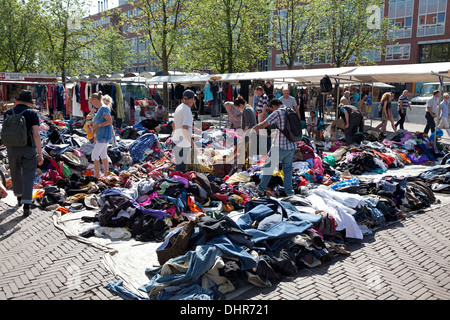 Mercato di abbigliamento a Waterlooplein mercato in Amsterdam, Paesi Bassi Foto Stock