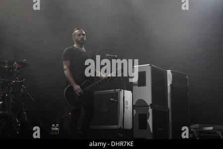 Praga, Repubblica Ceca. Xiii Nov, 2013. Inglese band alternative rock Placebo esegue a Praga Repubblica Ceca, Novembre 13, 2013. Credito: Marcel Rysanek/CTK foto/Alamy Live News Foto Stock