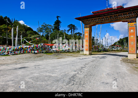 Yotong La Pass 3425 metri di altezza,la preghiera le bandiere sul pass,il Bhutan orientale Foto Stock