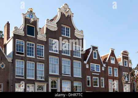 Fila di case in il Begijnhof di Amsterdam, Paesi Bassi Foto Stock