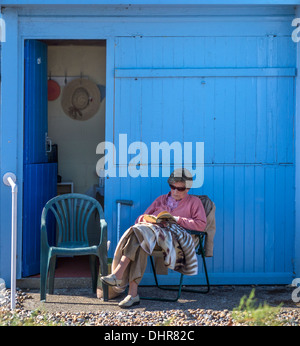 Signora Lettura Prenota Beach Hut Beach St Margarets Bay Dover Foto Stock