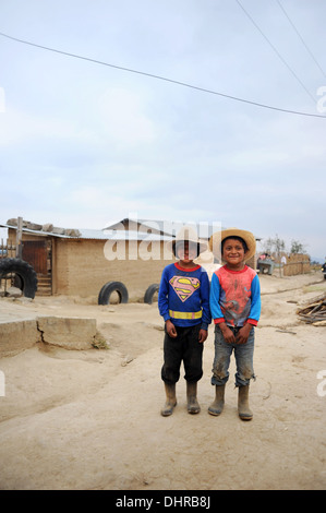 Maya bambini indigeni in Caserio Panuca, Solola, Guatemala. Foto Stock