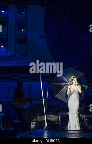 Marina Diamandis di Marina e i diamanti performing live a Estadio do Dragao. Porto, Portogallo - 18.05.12 Foto Stock