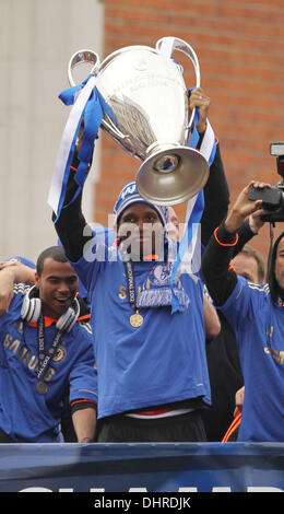 Ashley Cole e Didier Drogba Chelsea FC European Champions League vittoria parade - la European Champions League Trophy è visualizzato da un autobus aperto sul tetto da giocatori come essi viaggiano lungo la King's Road Londra Inghilterra - 20.05.12 Foto Stock