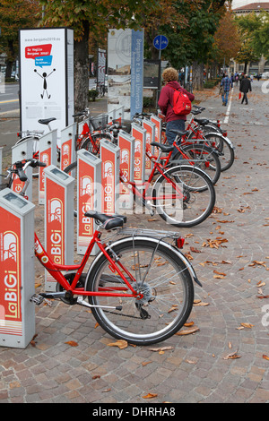 La Bigi ciclo automatico sistema di noleggio bike sharing station, Bergamo Bassa, Italia. Foto Stock