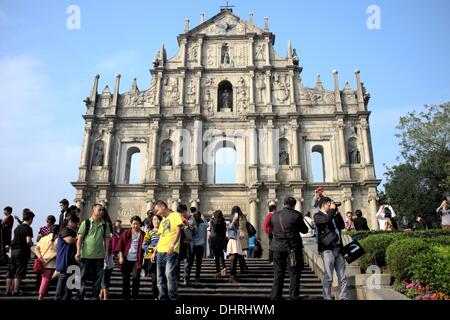 I turisti affollano le strade che conducono fino alle Rovine di San Paolo in un giorno chiaro, Macau, Cina Foto Stock