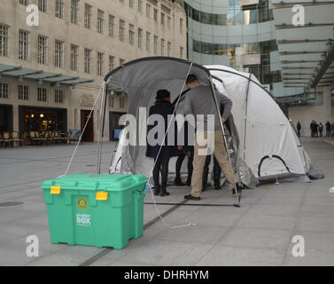 Londra, Regno Unito. Il 14 novembre 2013. Uno dei Shelterbox tende che vengono utilizzati nei soccorsi dopo il tifone e 7.2 terremoto di magnitudine che hanno colpito la regione nelle ultime settimane il credito: Sebastian Toombs/Alamy Live News Foto Stock