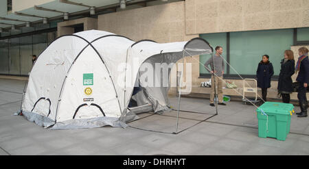 Londra, Regno Unito. Il 14 novembre 2013. Uno dei Shelterbox tende che vengono utilizzati nei soccorsi dopo il tifone e 7.2 terremoto di magnitudine che hanno colpito la regione nelle ultime settimane, le tende pack nella scatola e può essere facilmente trasportato per le zone disastrate. Credito: Sebastian Toombs/Alamy Live News Foto Stock