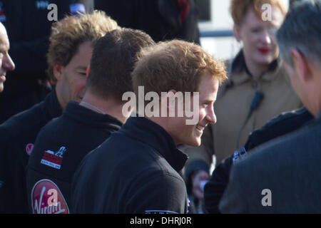 Trafalgar Square Londra,UK. 14 novembre 2013. Il principe Harry ha lanciato il walking i feriti davanti al Polo Sud sfida, una spedizione che coinvolge 3 squadre di soldati feriti e donne che trek attraverso 200 miglia dell'artico Polo Sud Credito: amer ghazzal/Alamy Live News Foto Stock