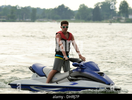 Teen boy su natanti ad uso personale su un lago. Foto Stock