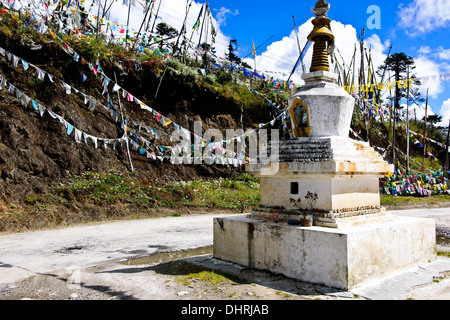 Yotong La Pass 3425 metri di altezza,la preghiera le bandiere sul pass,il Bhutan orientale Foto Stock