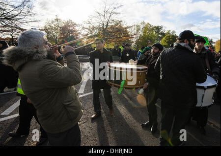 Londra, UK, 14/11/2013 : GIORNATA DI LUTTO Ashura processione. Il lutto annuale processione, che viene commemorato dagli sciiti musulmani come un giorno di lutto per il martirio di Husayn ibn Ali, il nipote di Muhammad(Sallallahu Alaihi Wa'sallam) nella battaglia di Karbalawhich circa 1.400 anni fa. Persone in lutto ha iniziato la raccolta a Hyde Park per la processione a islamica Associazione Universale. Foto Stock