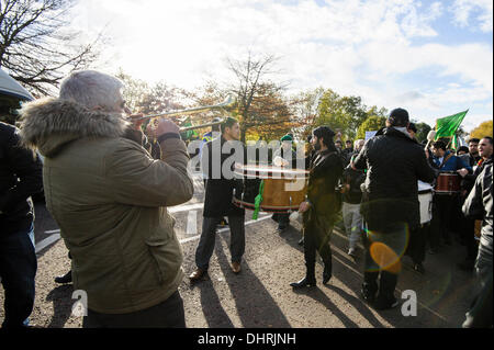 Londra, UK, 14/11/2013 : GIORNATA DI LUTTO Ashura processione. Il lutto annuale processione, che viene commemorato dagli sciiti musulmani come un giorno di lutto per il martirio di Husayn ibn Ali, il nipote di Muhammad(Sallallahu Alaihi Wa'sallam) nella battaglia di Karbalawhich circa 1.400 anni fa. Persone in lutto ha iniziato la raccolta a Hyde Park per la processione a islamica Associazione Universale. Foto Stock