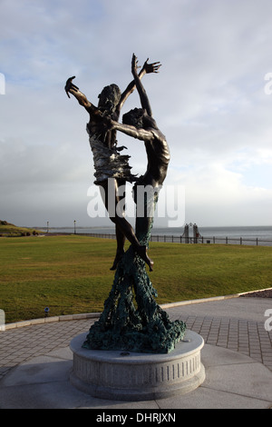 Vento e mare Paddy Campbell scultura in bronzo a Slieve Donart Resort & SPA Newcastle Irlanda del Nord Foto Stock