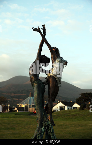 Vento & Mare Paddy Campbell scultura in bronzo a Slieve Donart Resort & SPA Newcastle Irlanda del Nord Foto Stock