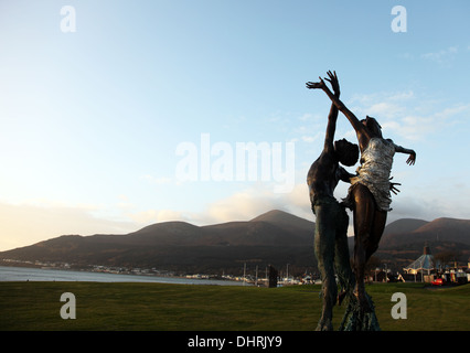 Vento e mare Paddy Campbell scultura in bronzo a Slieve Donart Resort & SPA Newcastle Irlanda del Nord Foto Stock