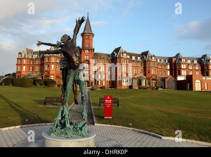 Vento & Mare Paddy Campbell scultura in bronzo a Slieve Donart Resort & SPA Newcastle Irlanda del Nord Foto Stock