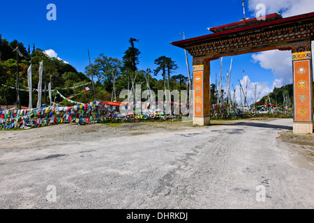 Yotong La Pass 3425 metri di altezza,la preghiera le bandiere sul pass,il Bhutan orientale Foto Stock