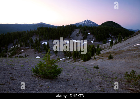 OREGON - Alba rompe su Mount Bachelor da sud Suor arrampicata in tre sorelle Wilderness area. Foto Stock