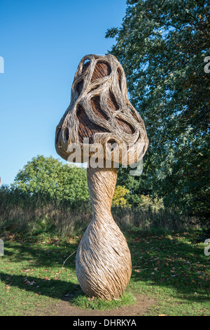 Fungo scultura (Morel) in willow da Tom lepre . I Giardini di Kew, Surrey, Inghilterra. Novembre, 2013 Foto Stock