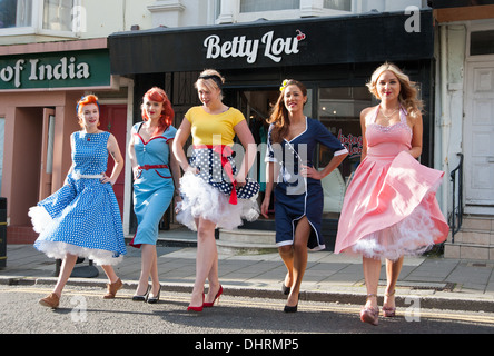 Giovani donne 20 del salone Vintage Betty Lou di Brighton che indossano la moda vintage anni '1950 Foto Stock