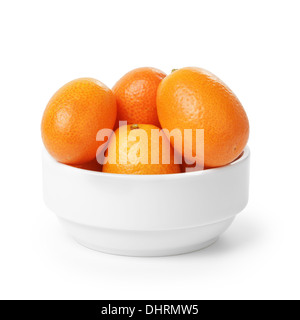 Kumquat maturi frutti nella ciotola, isolati su sfondo bianco Foto Stock