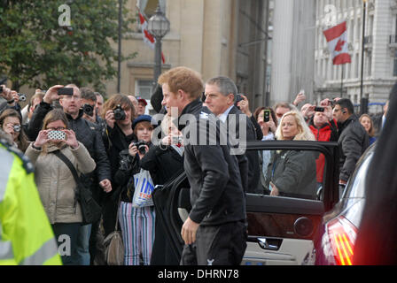 Londra, Regno Unito. Il 14 novembre 2013. Il principe Harry a Trafalgar Square per camminare con i feriti Polo Sud expedition Londra 14/11/2013 Credit: JOHNNY ARMSTEAD/Alamy Live News Foto Stock