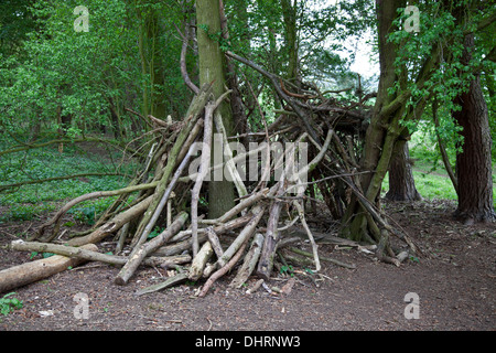 Bambini's den o tenda fatte di rami scartati Foto Stock