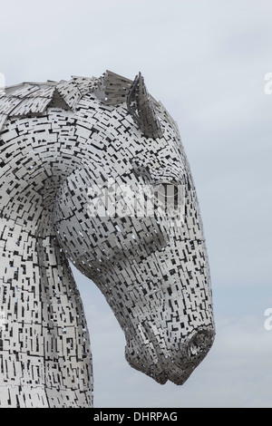 Uno dei magnifici Kelpies testa di cavallo sculture, progettato da Andy Scott. Parte del progetto Helix a Falkirk. Foto Stock