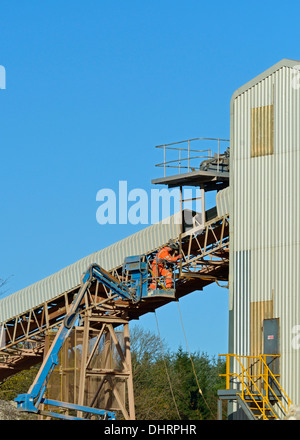 Uomo al lavoro su nastro. Shap Beck cava, Shap, Cumbria, England, Regno Unito, Europa. Foto Stock