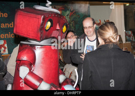 Londra, Regno Unito. Il 14 novembre 2013. Diverse dozzine di Star Trek e fan di Star Wars in coda fuori Watersones in Piccadilly davanti a Screenwiter, produttore e regista JJ Abrams' libro firma in negozio. Egli è di dirigere il prossimo in Star Wars serie e ha tenuto pubbliche le sessioni di colata in Bristol. Credito: Paolo Davey/Alamy Live News Foto Stock