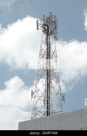 La schiera ordinata di antenna telefono sul tetto edificio. Foto Stock